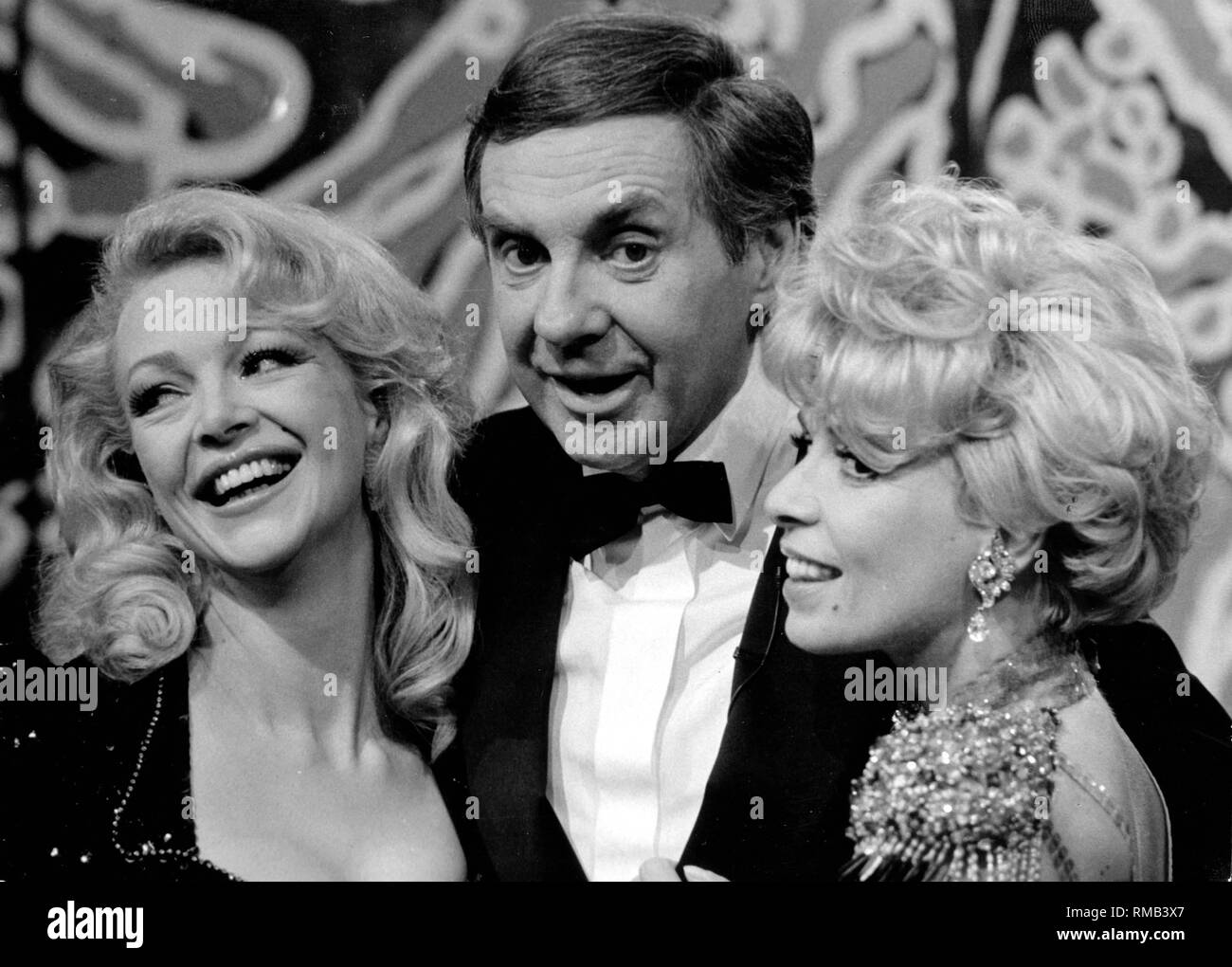 Harald Juhnke con il suo ex partner Barbara Schoene (sinistra) e Ingrid Steeger sullo show televisivo "Willkommen im Club'. Foto Stock