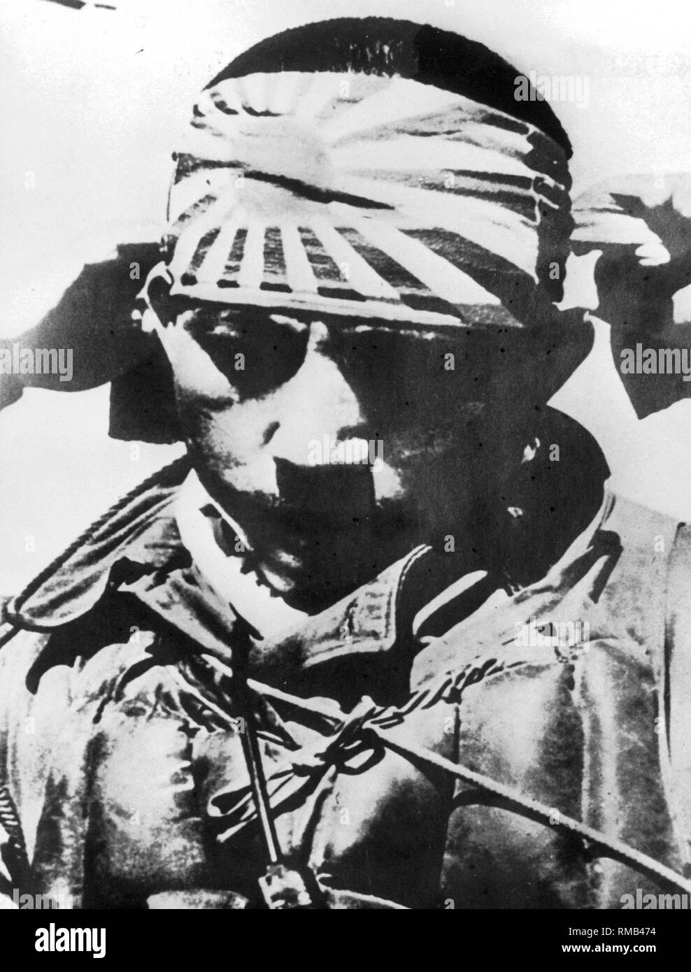Un kamikaze suicida legami pilota un panno con l'emblema della Rising Sun intorno alla sua testa. È stato ritenuto il più alto onore di essere ammessi a morire per l'imperatore. Foto Stock
