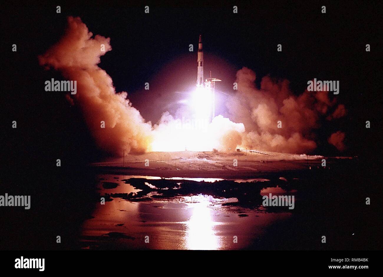 Il Saturn V rocket della missione Apollo 17, l'ultimo presidiato di atterraggio sulla luna, tenuto spento durante la notte dalla piazzola di lancio 39-A al Kennedy Space Center. Foto Stock