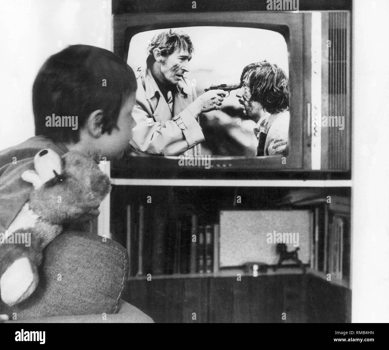 Bambini Watch TV: la brutalità e la criminalità sulla televisione tedesca, 1972. Cinque anni di Ralf orologi TV e si aggrappa al suo orsacchiotto. Il programma mostra una scena dal " Tatort la criminalità film 'Rattennest'. Foto Stock