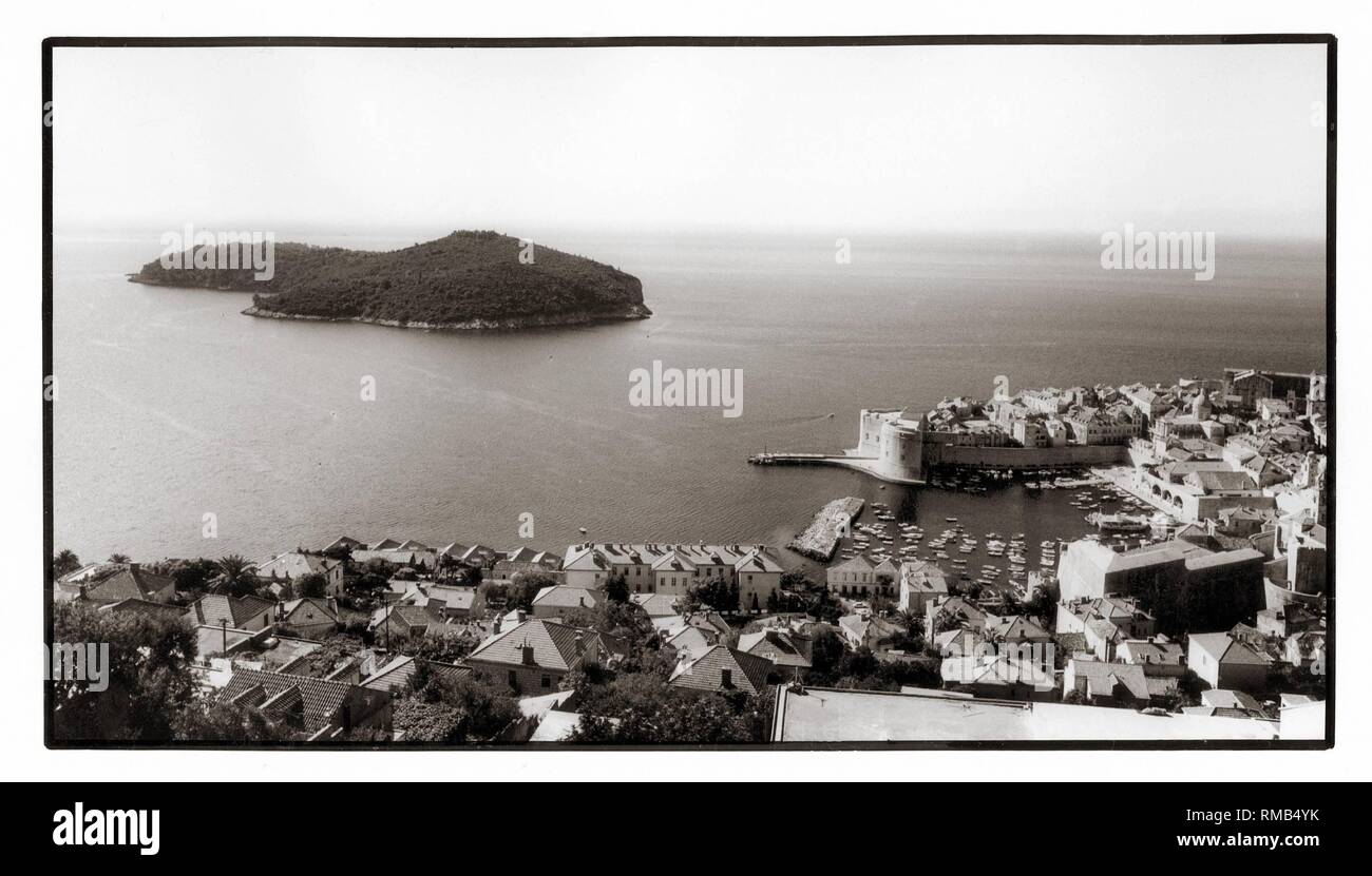 Jugoslavia, Croazia: la vista del porto vecchio di Dubrovnik con l'isola di Lokrum, 1981 Foto Stock