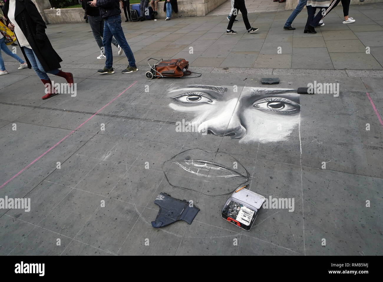 Un murale di strada è tracciata sulla concreta a Trafalgar Square a Londra, Inghilterra. Foto Stock