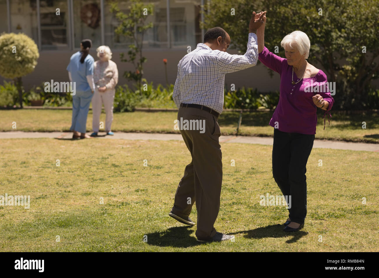 Coppia senior ballare insieme in giardino Foto Stock