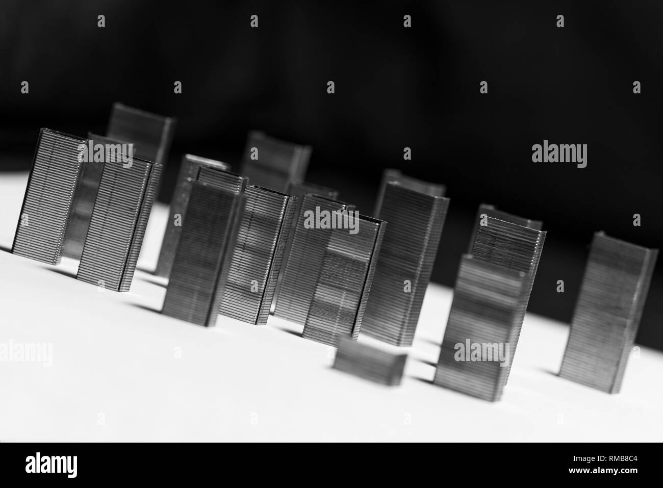 Composizione di metollic punti metallici sotto forma di edifici a più piani. Imitazione di edifici ad alta. Sfondo, il fuoco selettivo. Foto Stock
