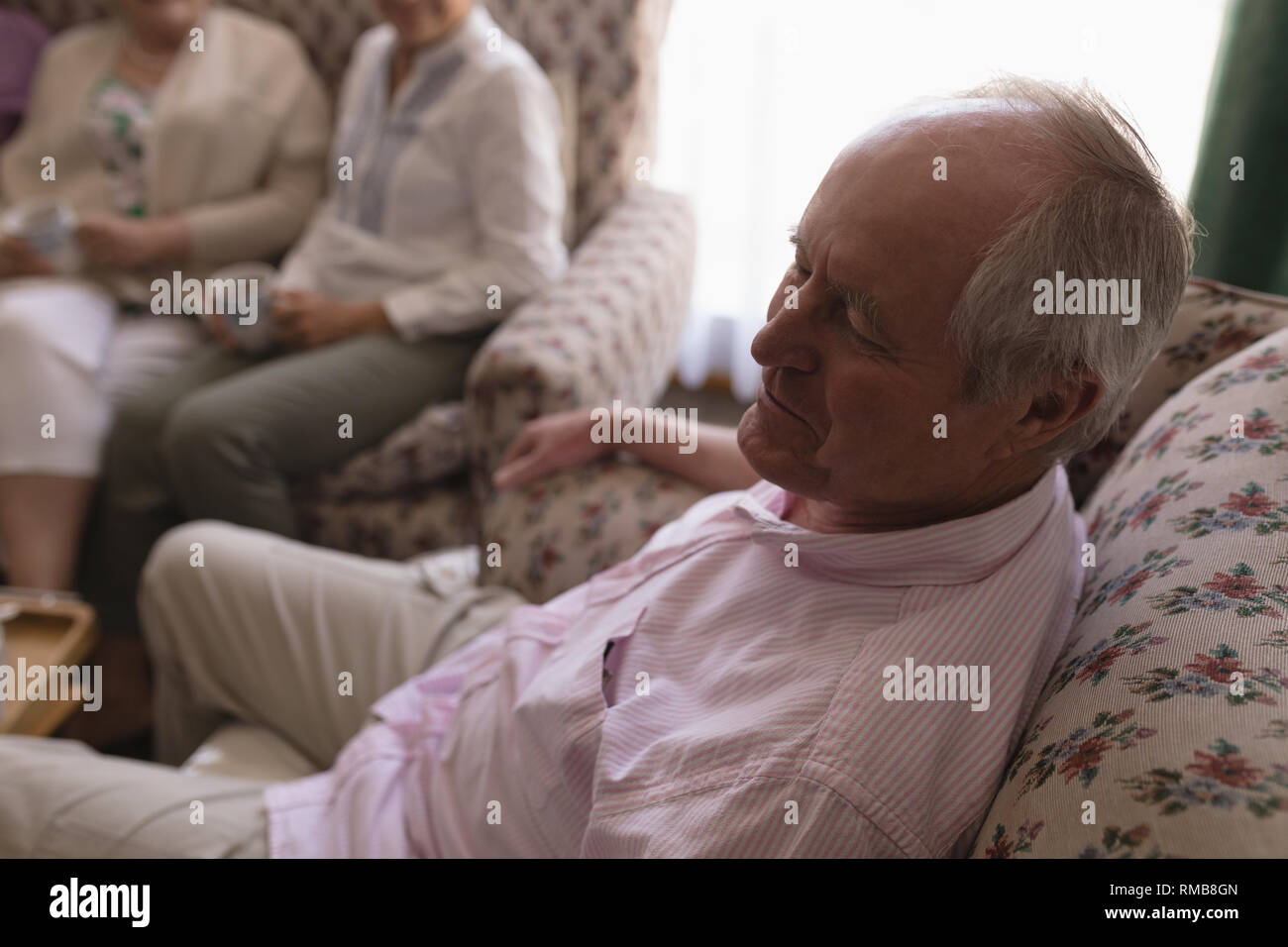 Senior uomo rilassante nel salotto di casa Foto Stock