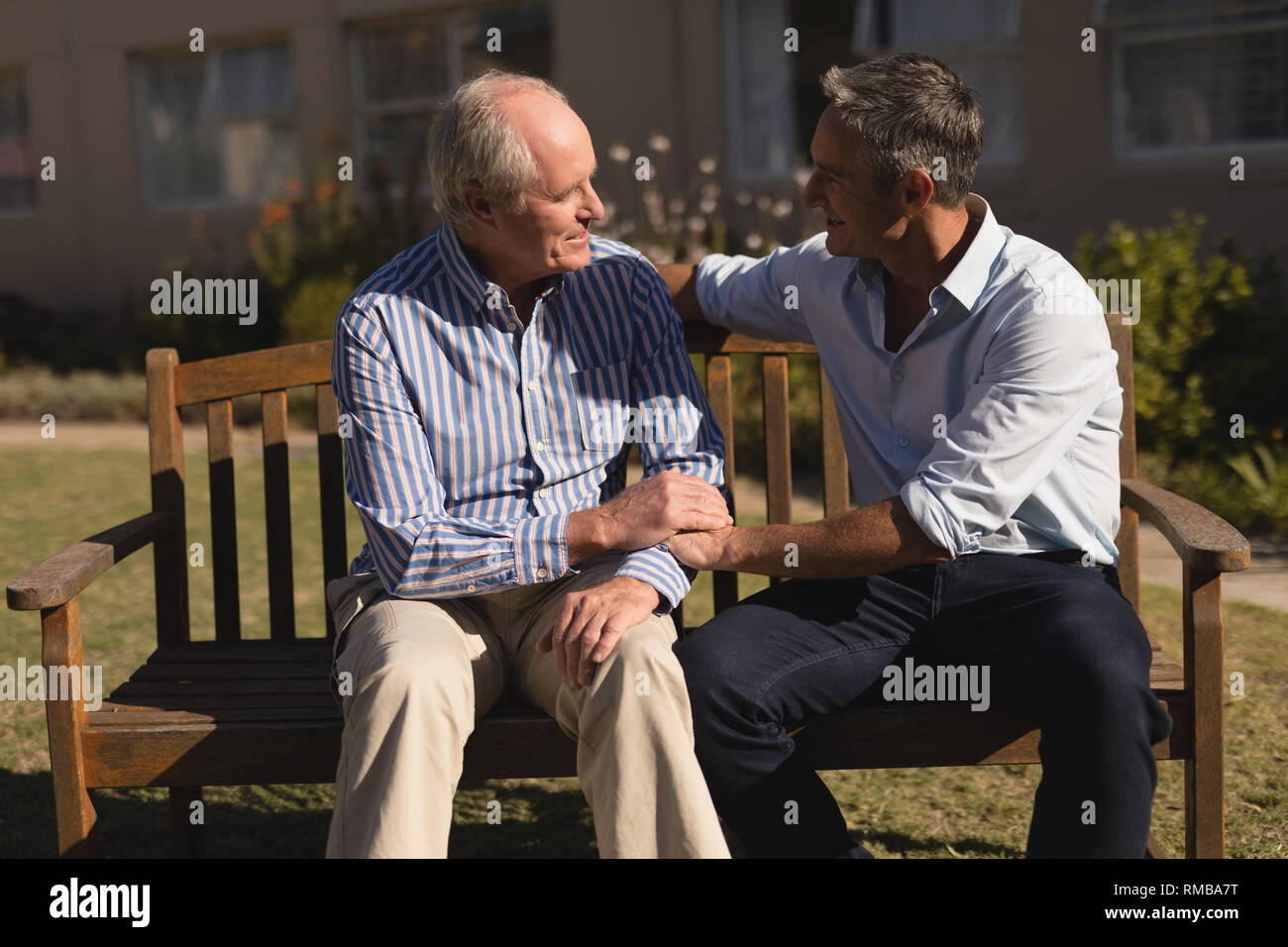 Alti uomini parlare con ciascun altro nel parco Foto Stock
