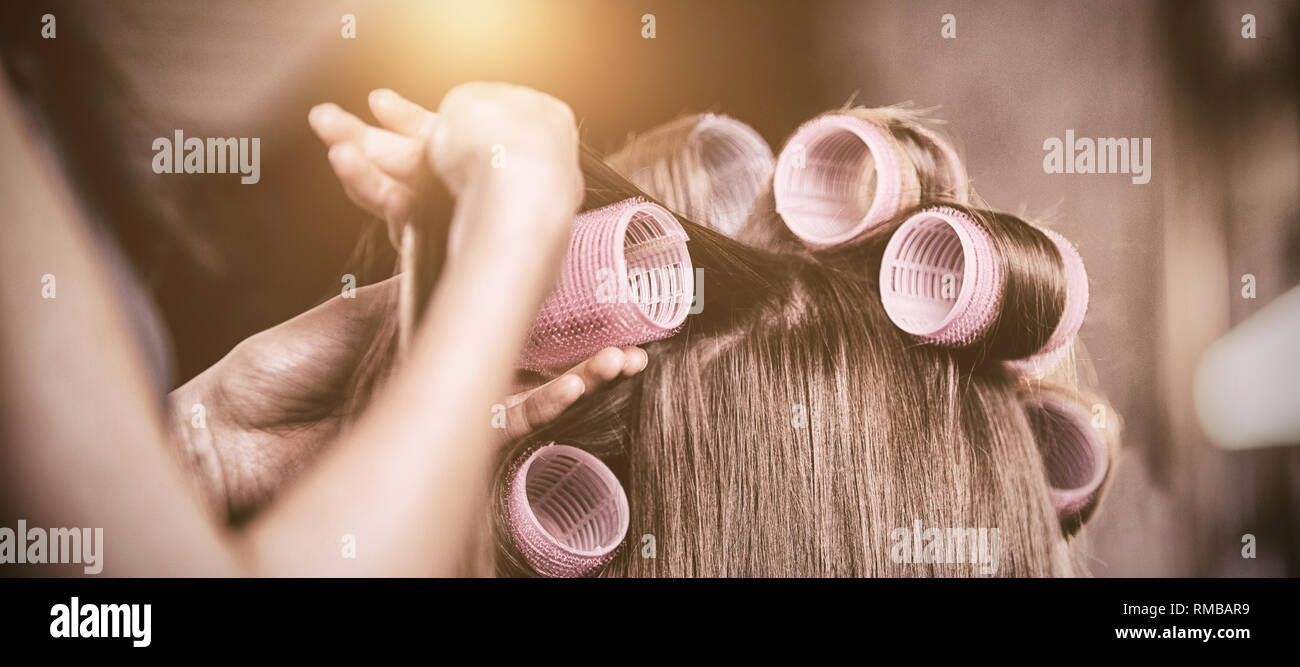 Parrucchiere femminile per lo styling dei capelli dei clienti Foto Stock