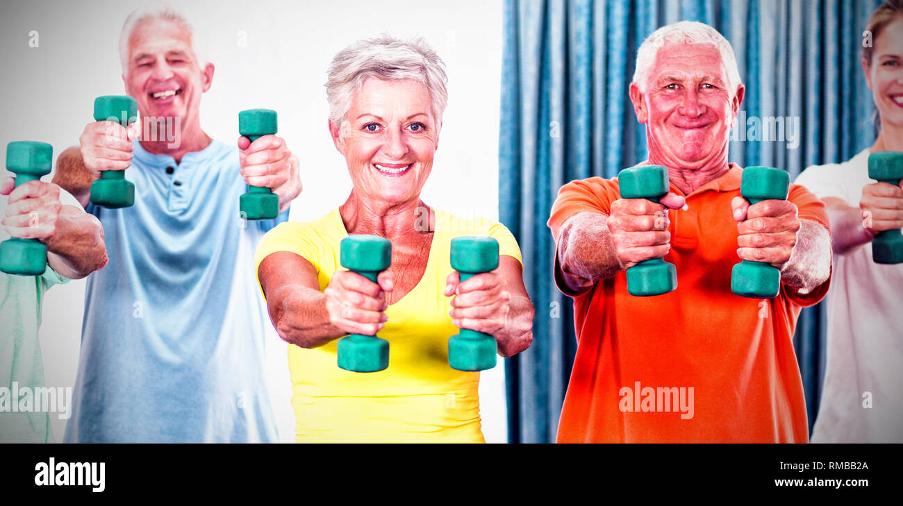 Ritratto di anziani che esercitano con pesi Foto Stock