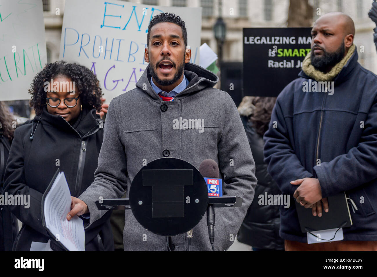 New York, Stati Uniti. Xiii Febbraio, 2019. Membro del Consiglio Antonio Reynoso - Progressive Caucus ha sottoscritto con il nero, Latino/a e Caucus asiatici membro del Consiglio BLAC e la politica in materia di droga al di fuori dell'Alleanza Municipio il Febbraio 13, 2019 per contrassegnare l'introduzione di una legislazione e di risoluzioni per esprimere il proprio sostegno per la legalizzazione, ridurre le conseguenze collaterali dalla marijuana criminalizzazione, e promuovere politiche che la priorità l'inclusione delle comunità più danneggiate dalla marijuana criminalizzazione. Credito: Erik McGregor/Pacific Press/Alamy Live News Foto Stock