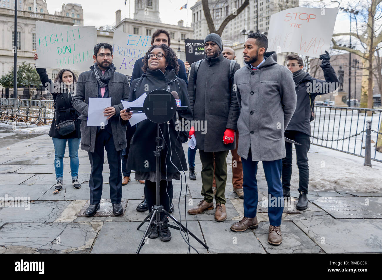 Kassandra Frederique, New York Stato direttore della Drug Policy Alliance - Progressive Caucus ha sottoscritto con il nero, Latino/a e Caucus asiatici membro del Consiglio BLAC e la politica in materia di droga al di fuori dell'Alleanza Municipio il Febbraio 13, 2019 per contrassegnare l'introduzione di una legislazione e di risoluzioni per esprimere il proprio sostegno per la legalizzazione, ridurre le conseguenze collaterali dalla marijuana criminalizzazione, e promuovere politiche che la priorità l'inclusione delle comunità più danneggiate dalla marijuana criminalizzazione. Credito: Erik McGregor/Pacific Press/Alamy Live News Foto Stock