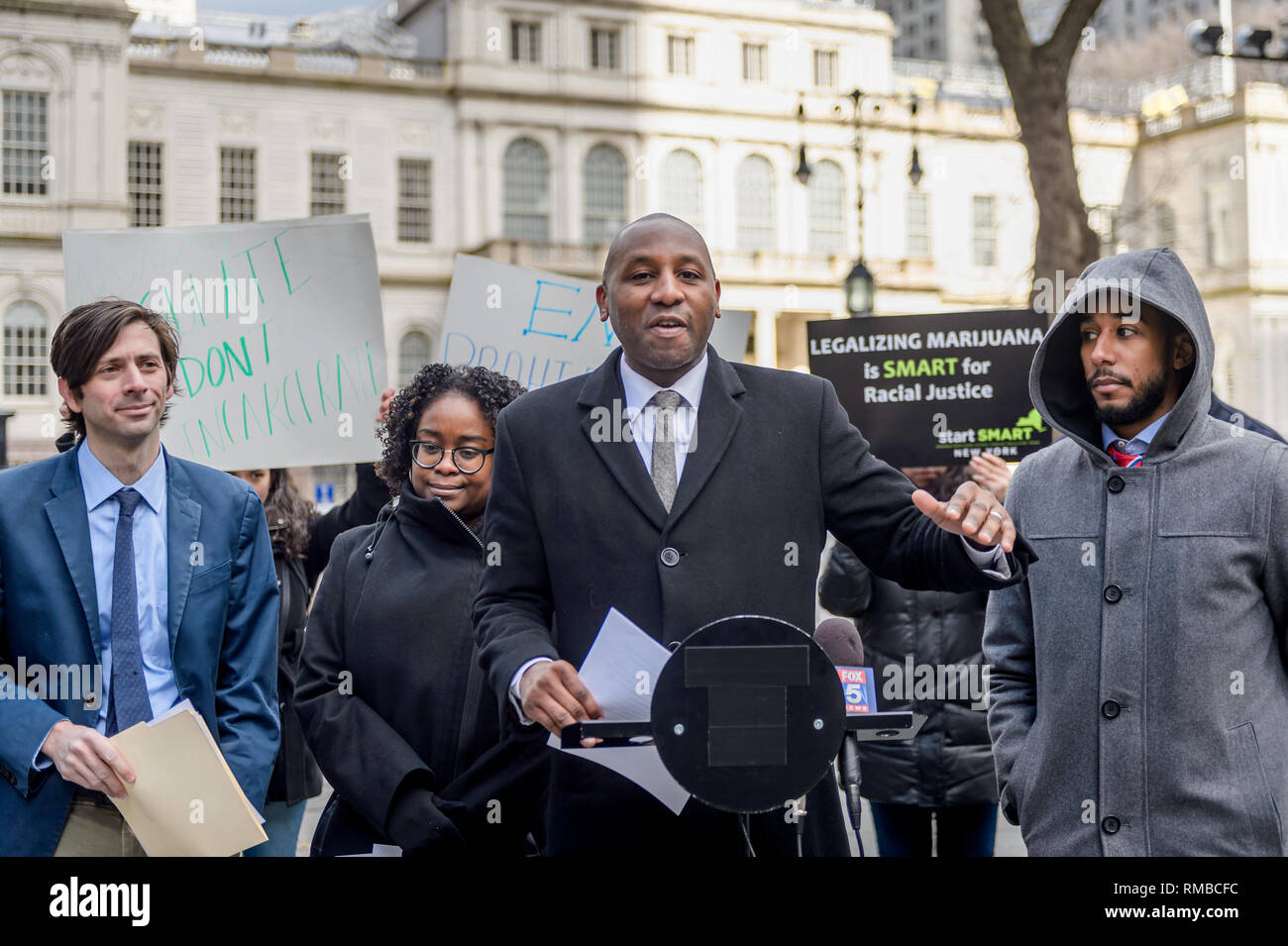 New York, Stati Uniti. Xiii Febbraio, 2019. Membro del Consiglio Donovan Richards - Progressive Caucus ha sottoscritto con il nero, Latino/a e Caucus asiatici membro del Consiglio BLAC e la politica in materia di droga al di fuori dell'Alleanza Municipio il Febbraio 13, 2019 per contrassegnare l'introduzione di una legislazione e di risoluzioni per esprimere il proprio sostegno per la legalizzazione, ridurre le conseguenze collaterali dalla marijuana criminalizzazione, e promuovere politiche che la priorità l'inclusione delle comunità più danneggiate dalla marijuana criminalizzazione. Credito: Erik McGregor/Pacific Press/Alamy Live News Foto Stock