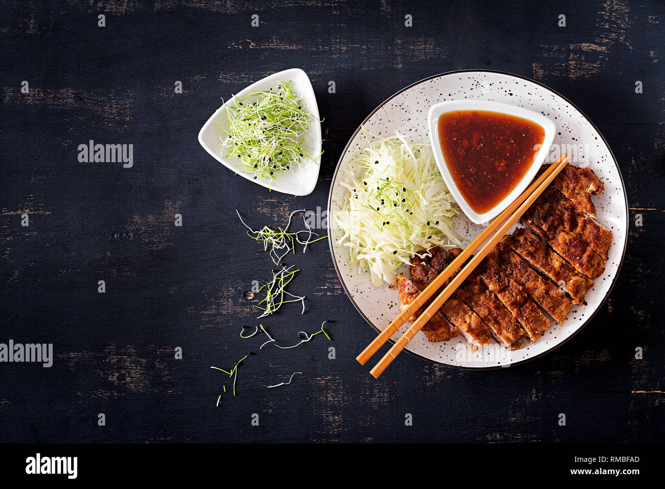 La cucina giapponese. Deep-maiale fritto chop, o tritare giapponese con il cavolo e il tonkatsu salsa. Vista superiore Foto Stock