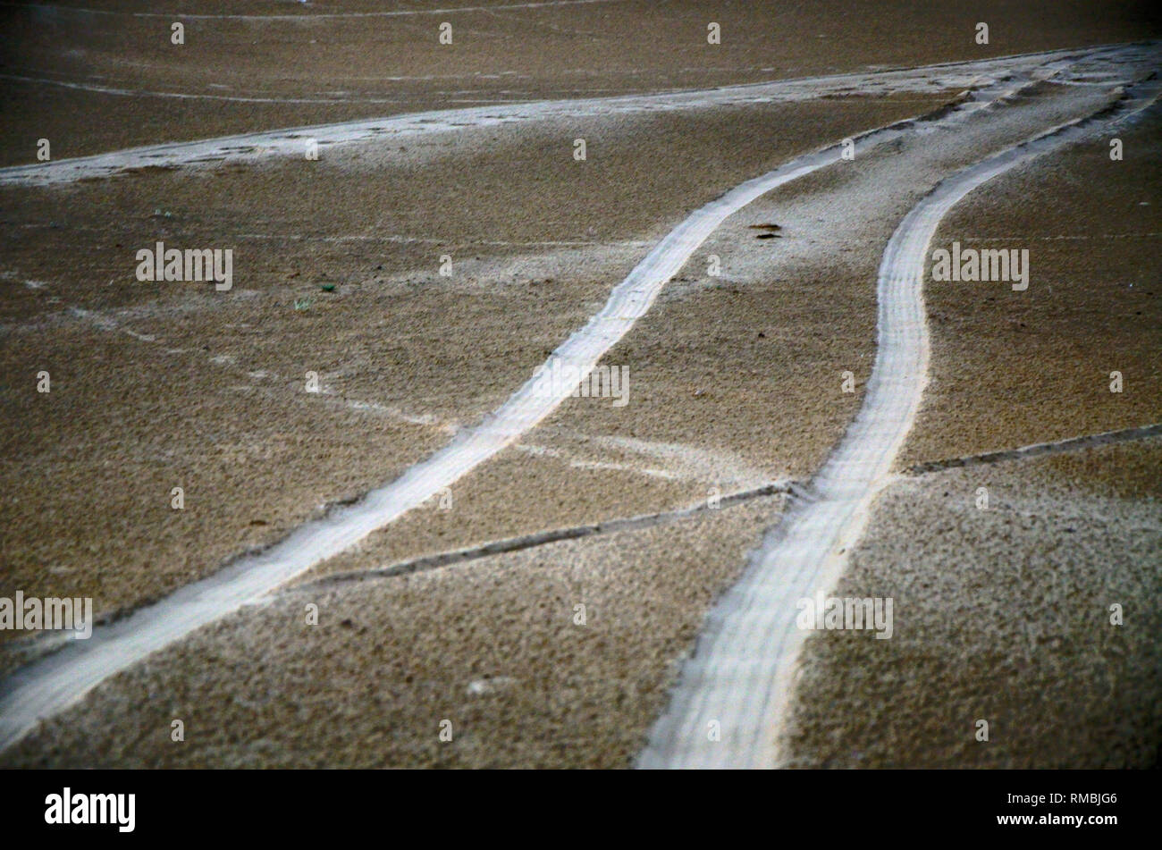 Traccia di ruota in Khuri deserto, Jaisalmer, Rajasthan, India, Asia Foto Stock