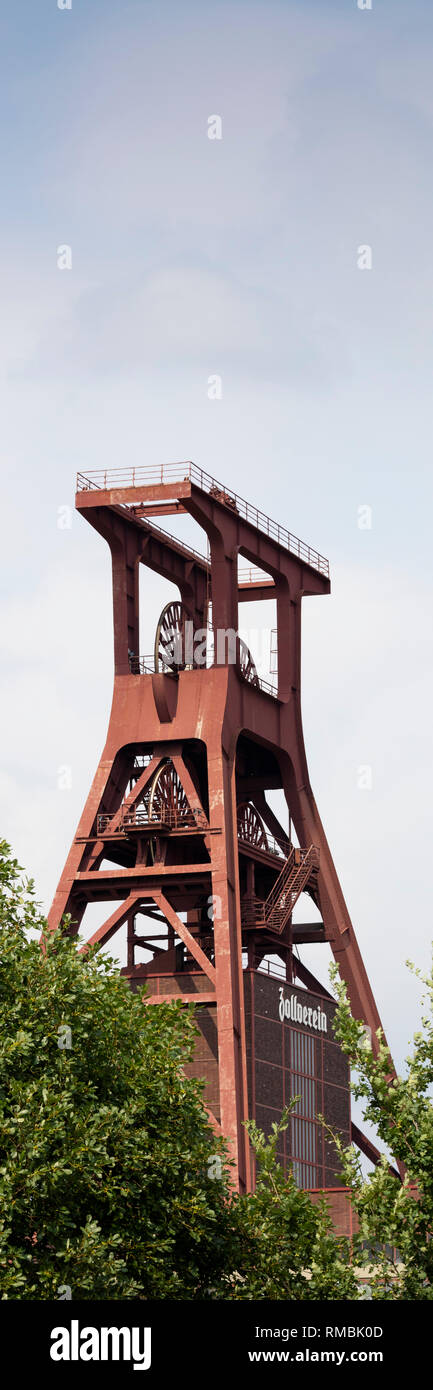 Headframe miniera Zollverein albero XII, Essen, distretto della Ruhr, Renania settentrionale-Vestfalia, Germania, Europa Foto Stock