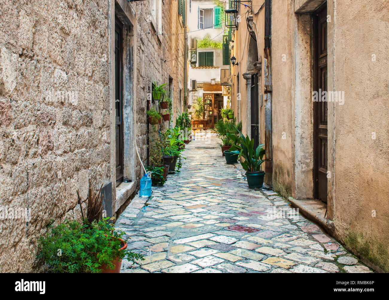 Una strada della città vecchia di Kotor. La parte vecchia di Kotor è un sito Patrimonio Mondiale dell'UNESCO e una famosa attrazione turistica. Foto Stock