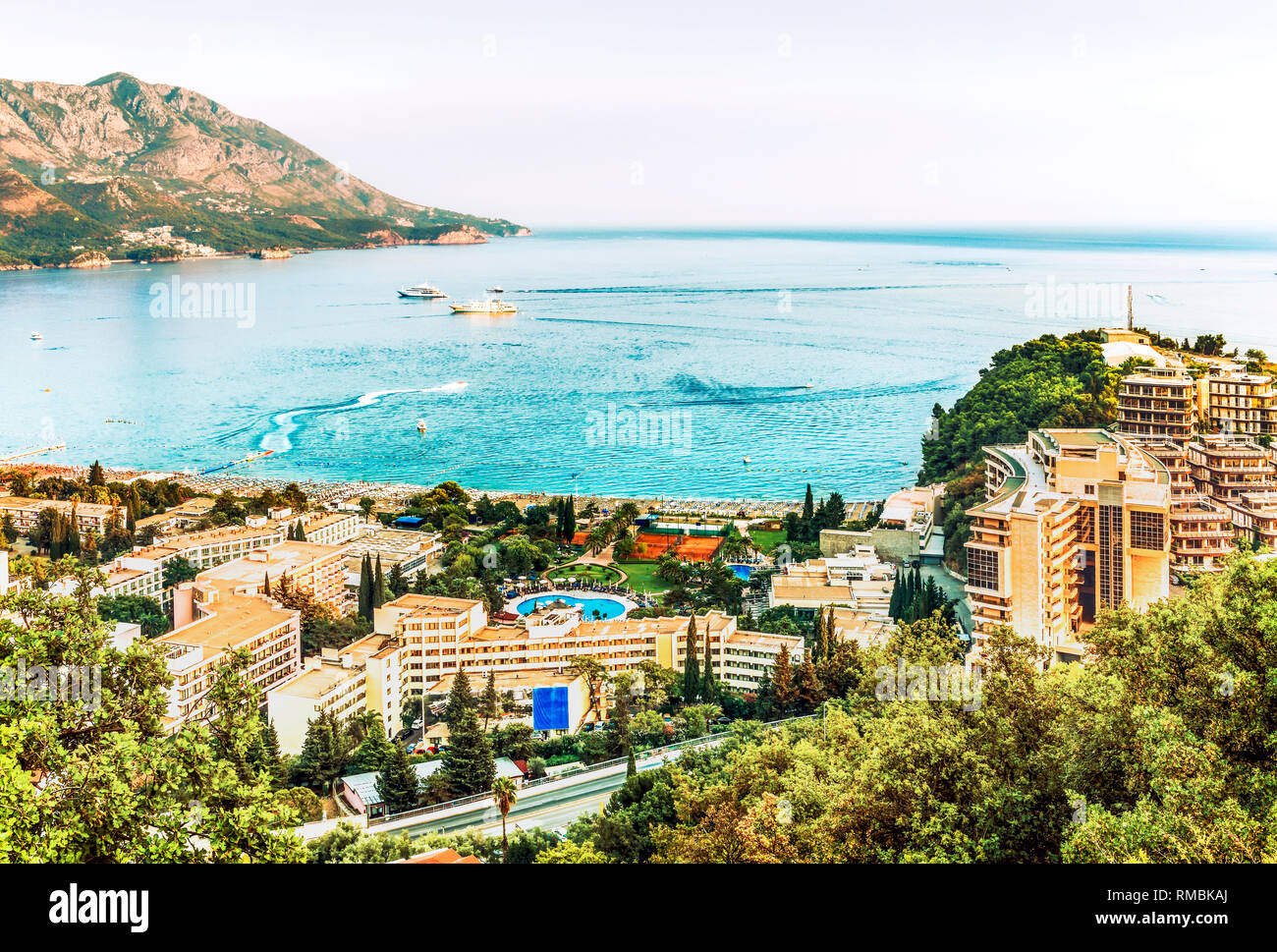Visualizza gli alberghi e spiagge affollate della cittadina di Becici, Riviera di Budva, Montenegro. Foto Stock