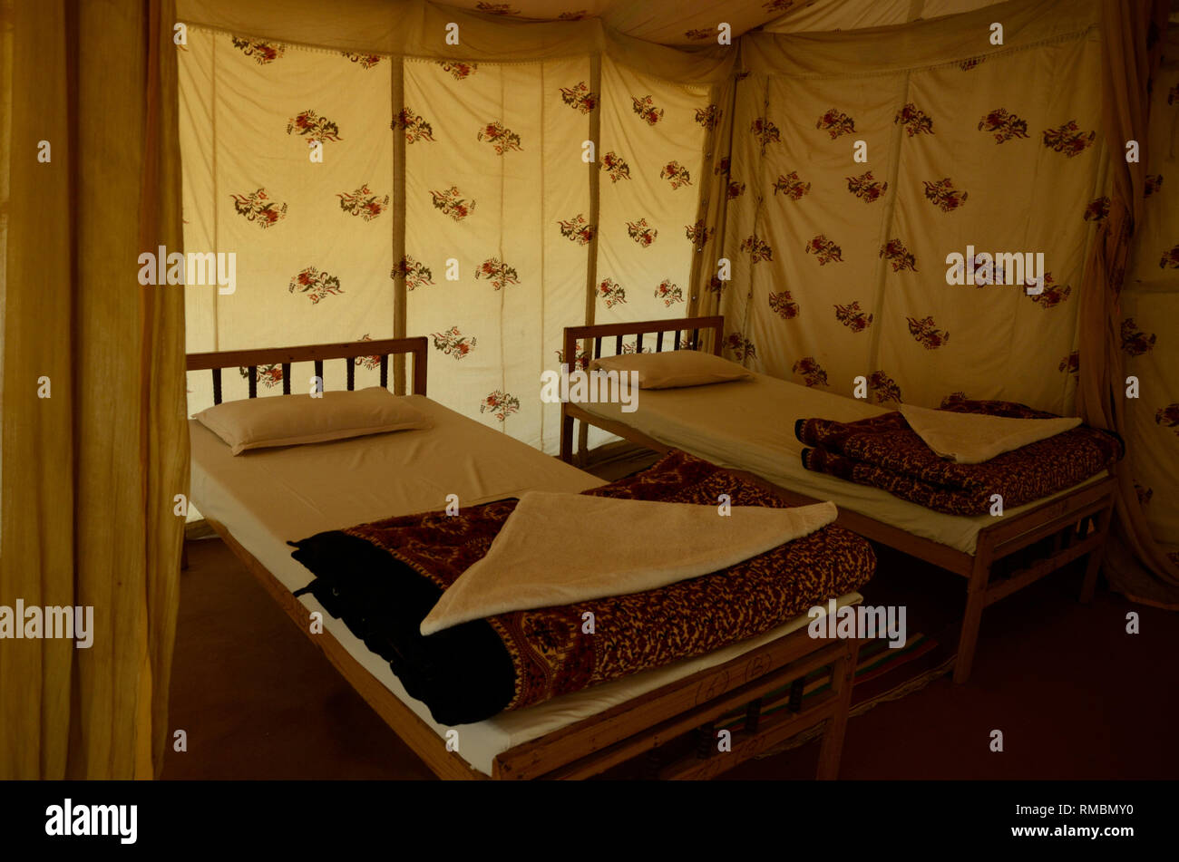 Interno del resort camere da letto tenda, Khuri, Jaisalmer, Rajasthan, India, Asia Foto Stock