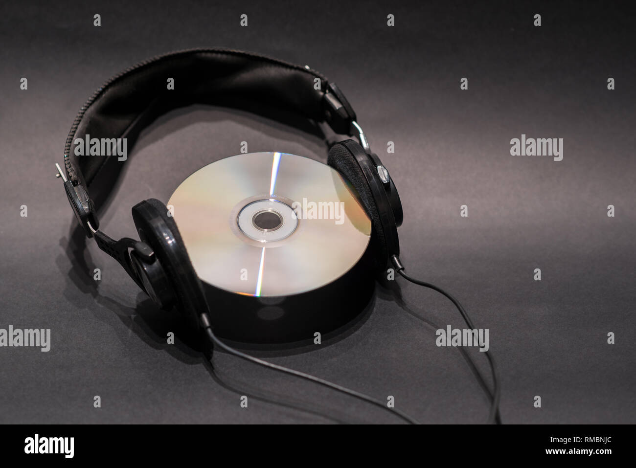 Cuffie audio e compact disc Foto Stock
