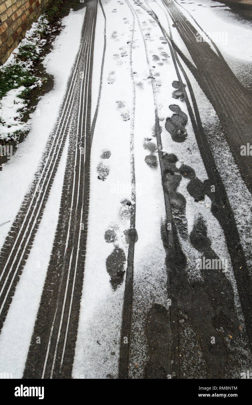 Le tracce in luce la copertura di neve Foto Stock