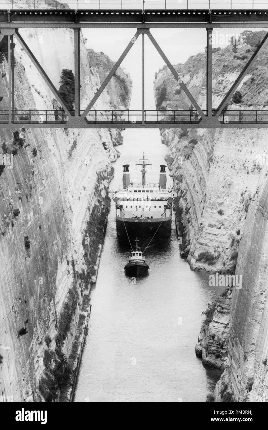 L'Istmo di Corinto con un ponte ferroviario. Si tratta di 6,5 km di lunghezza ed è stato inaugurato nel 1893. Il canale collega il Peleponnese con la terraferma. Qui, una nave passeggeri è tirato da un pilota attraverso il canale nel 1984. Foto Stock