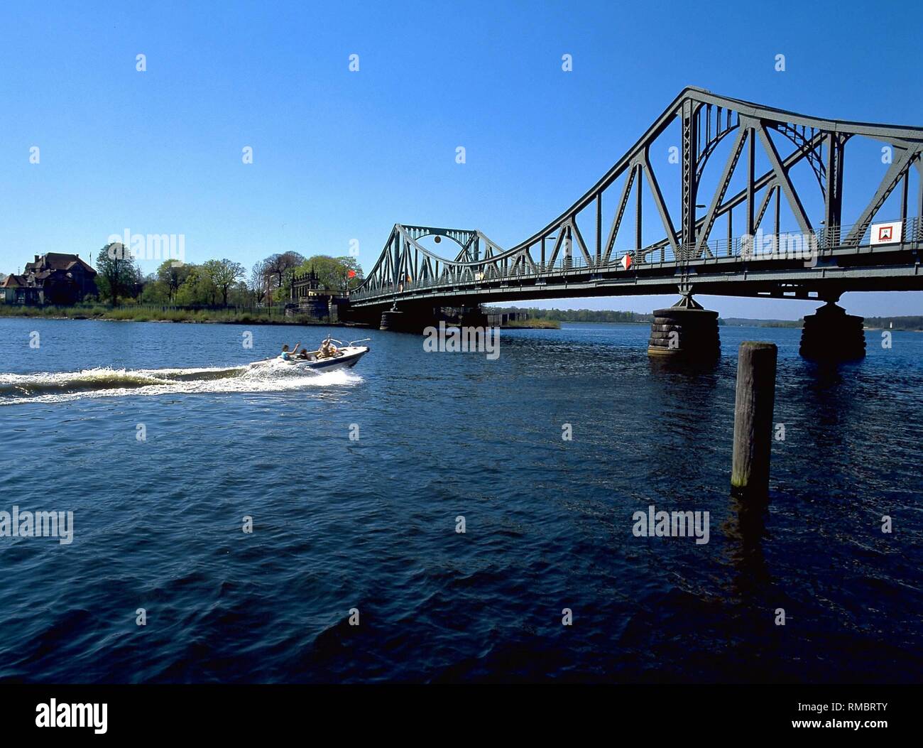 Il ponte di Glienicke da Berlino-ovest di Potsdam ha causato una sensazione soprattutto come un agente posizione di exchange. Il passaggio di frontiera è stata altrimenti consentita solo per missioni militari. Foto Stock