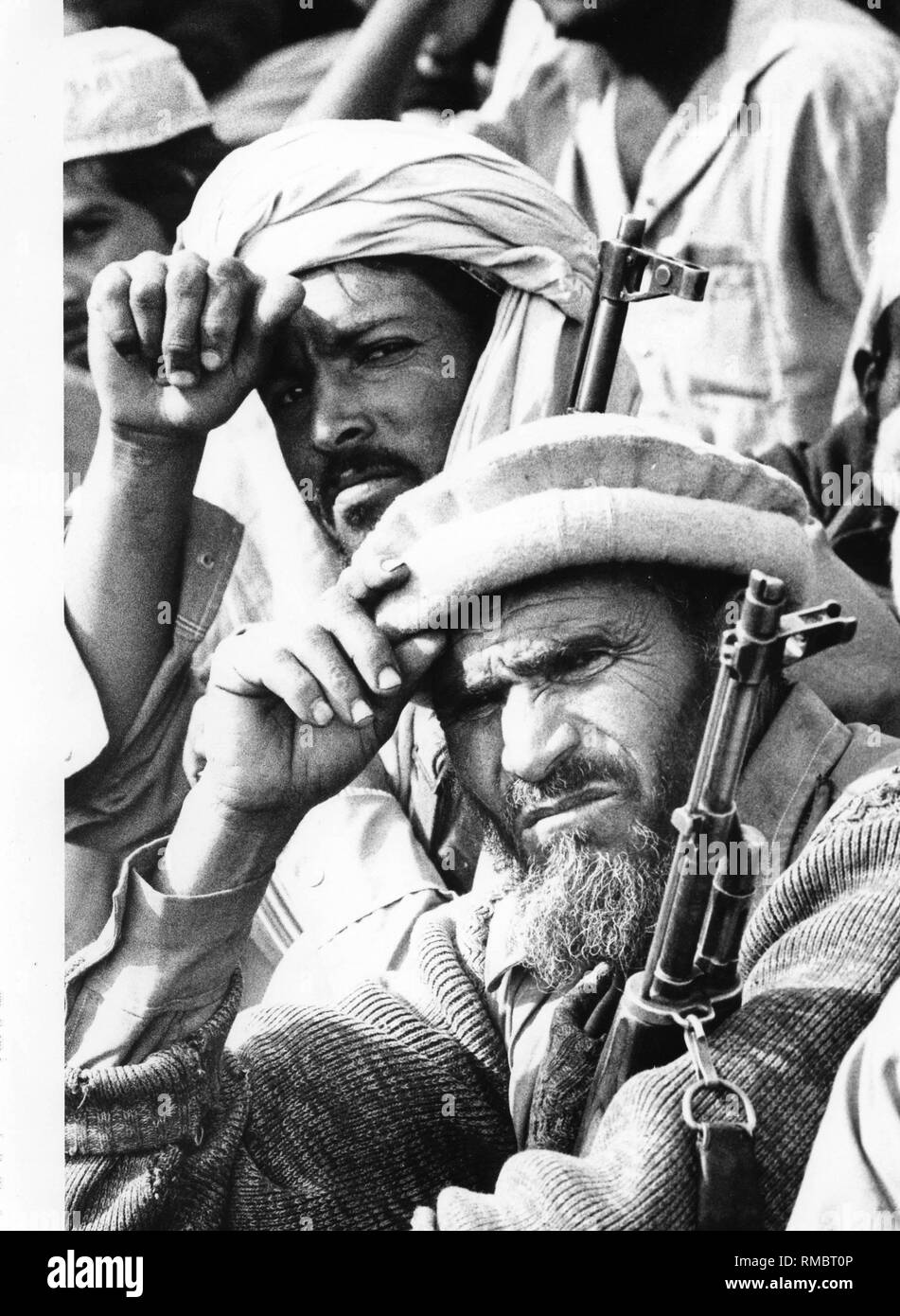 Combattenti afghani in un campeggio sul territorio pakistano. I mujahedeen attraversano il confine per il resto in campi profughi pakistani e attrezzare per la lotta contro le truppe sovietiche. Nei campi profughi ulteriori volontari vengono reclutati. Foto Stock