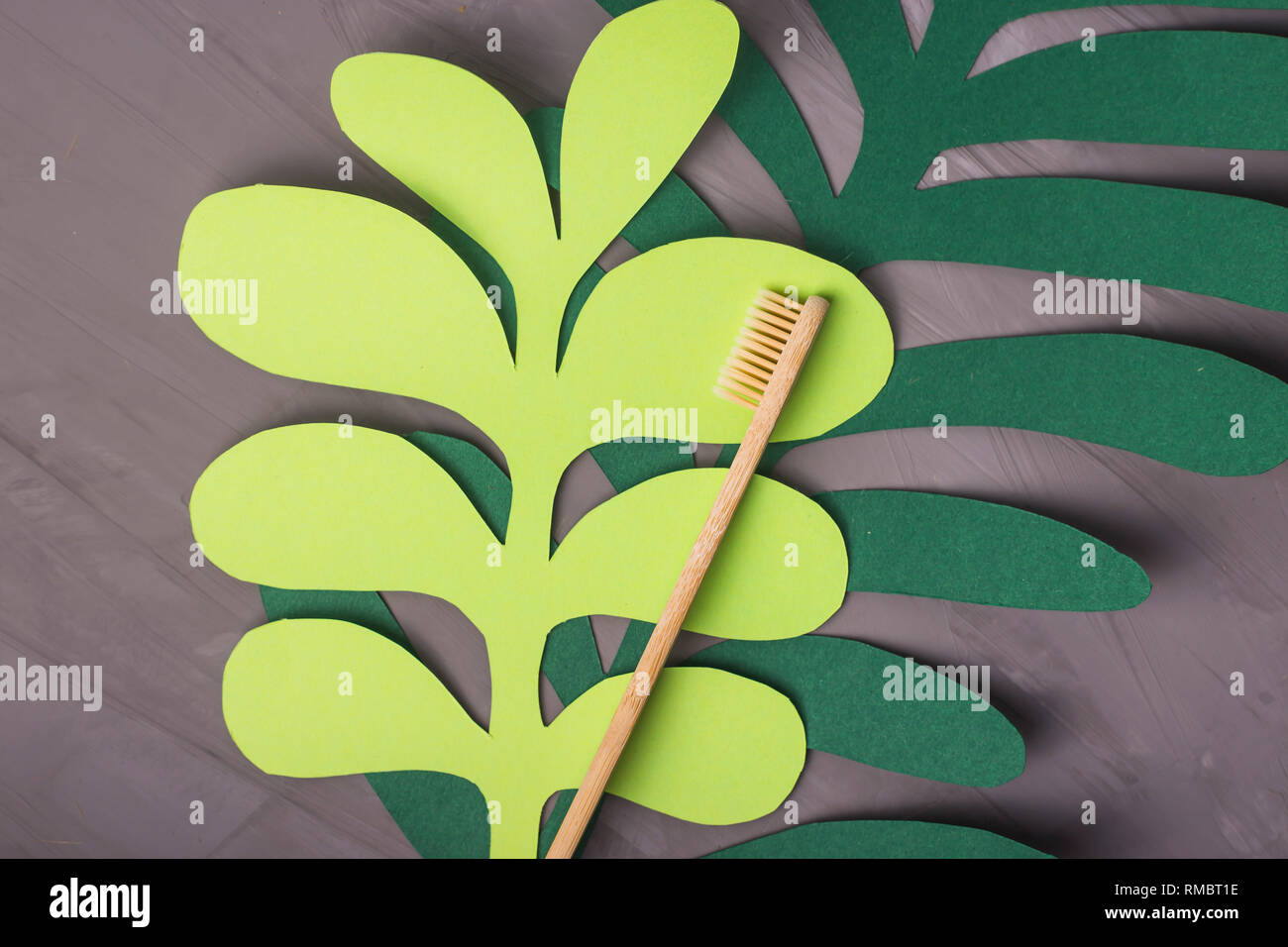 Bambù spazzolino eco su una verde foglio di carta. Zero rifiuti Nozione Foto Stock