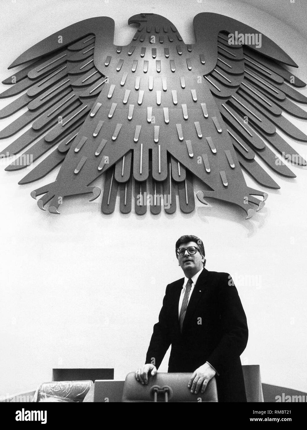 Presidente del Bundestag Jenninger al suo posto sotto l'aquila federale nel nuovo gruppo provvisorio hall del Bundestag in twasserwerk, da dove egli guiderà le sessioni plenarie a partire 09.09.1986 dopo l'inizio della sessione. Foto Stock