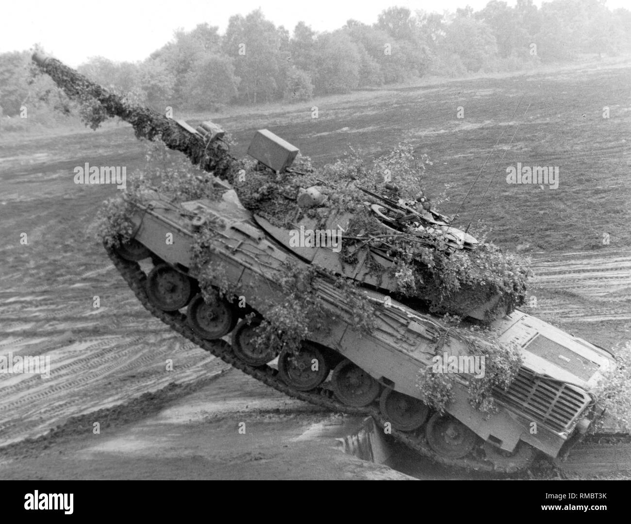 Un Leopard 1 si dimostra la sua capacità di affrontare gli ostacoli in un campo di addestramento. Foto Stock
