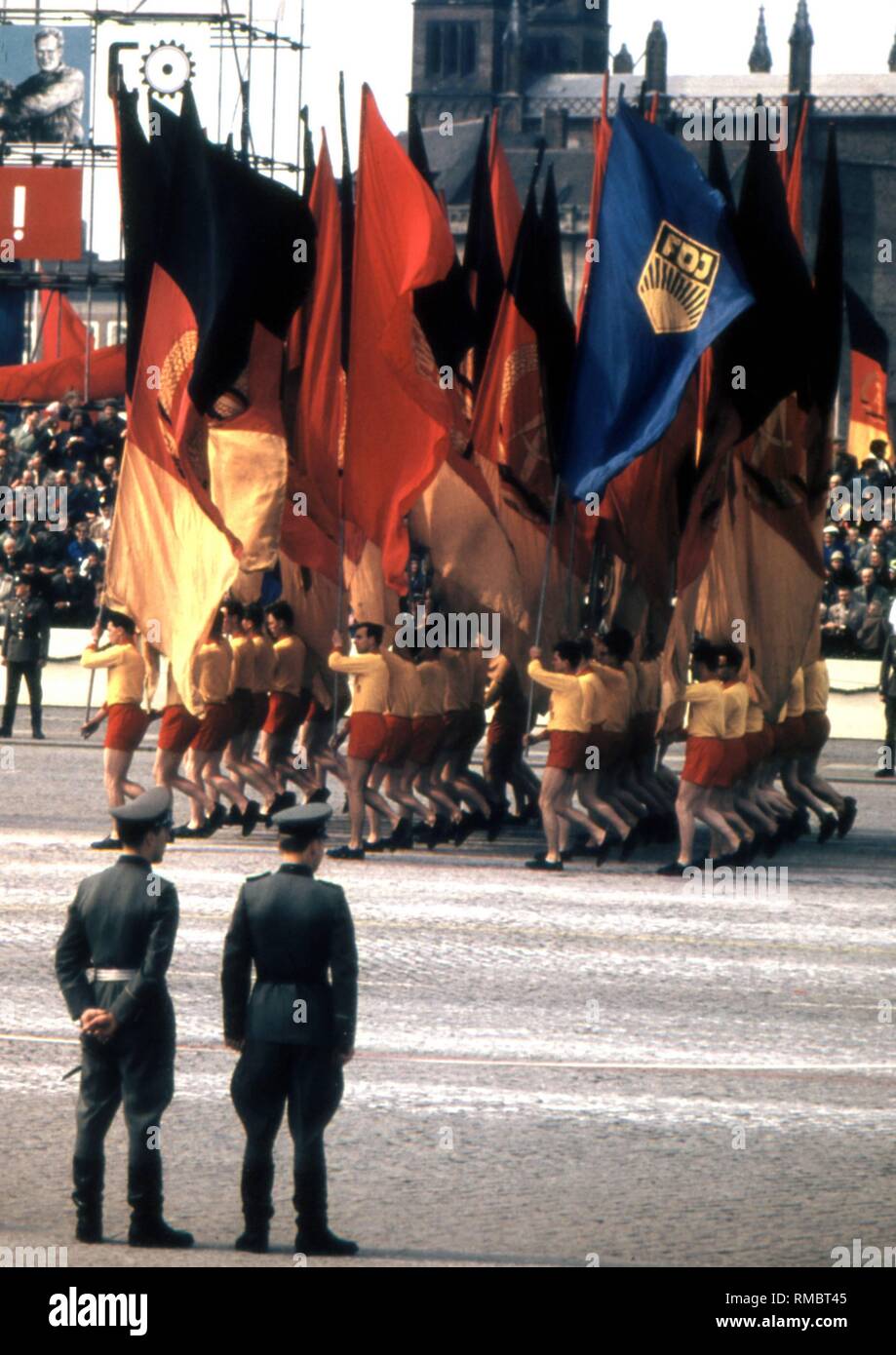 I membri dell'esercito Sports Club Vorwaerts chiedere al rally il 1 maggio 1960 con le bandiere della RDT e la RDT organizzazione giovanile FDJ sul Marx-Engels-Platz a Berlino Est. Foto Stock