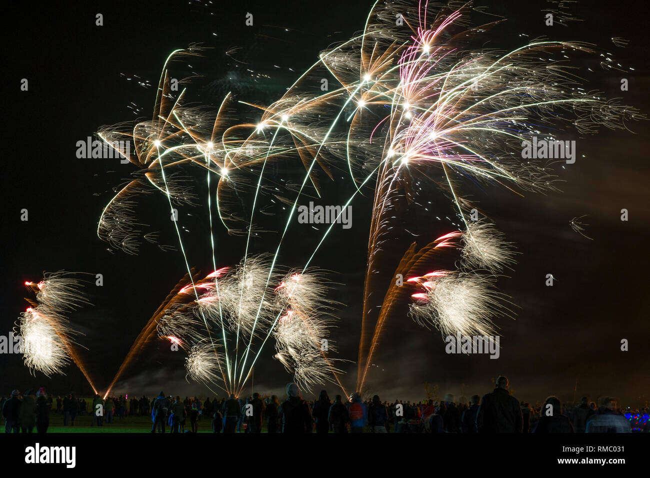 La folla guarda l annuale Driffield fuochi d'artificio in grande Driffield, East Yorkshire Foto Stock