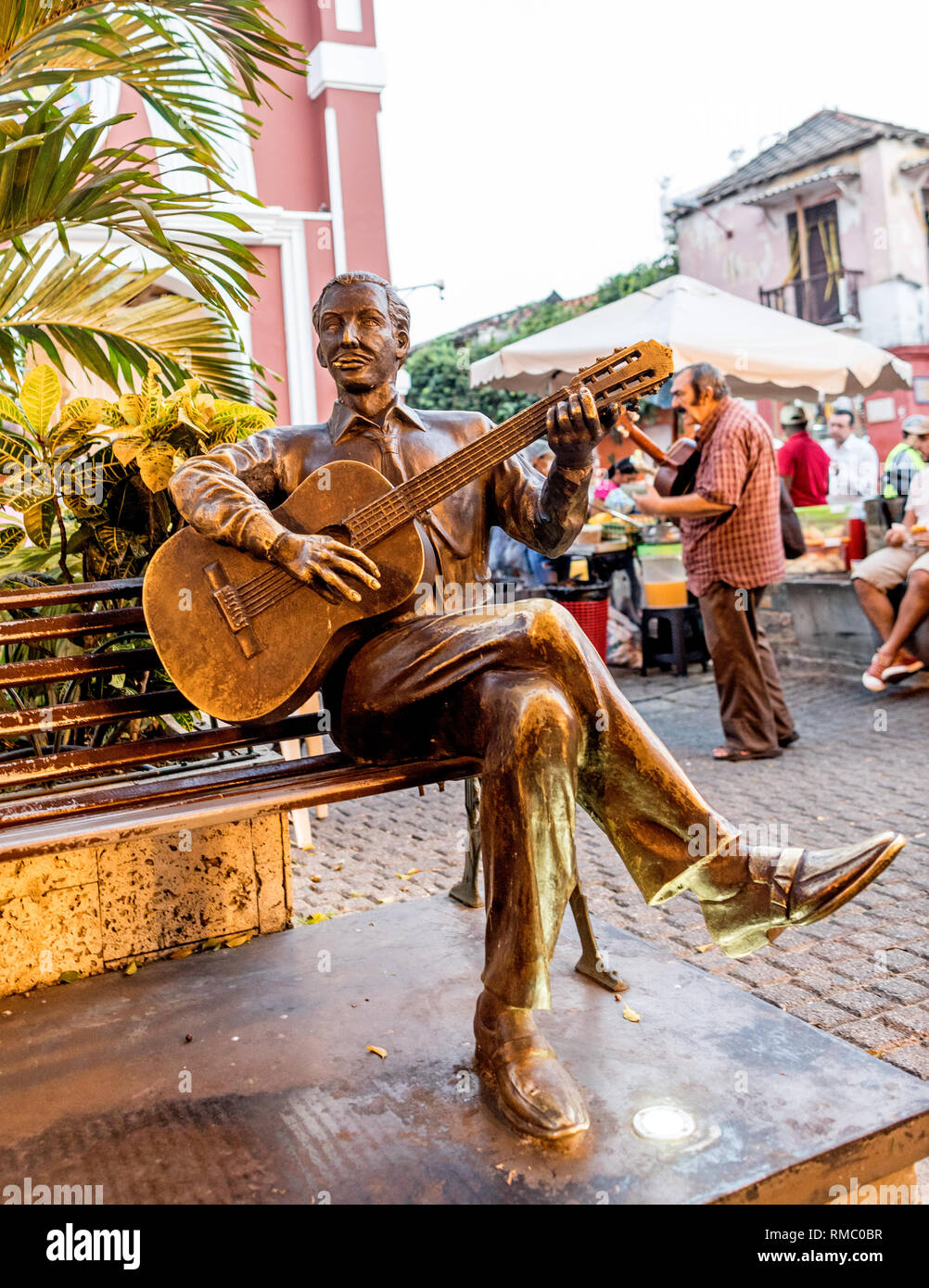 Il chitarrista scultura in Plaza de San Diego Cartagena Colombia Sud America Foto Stock