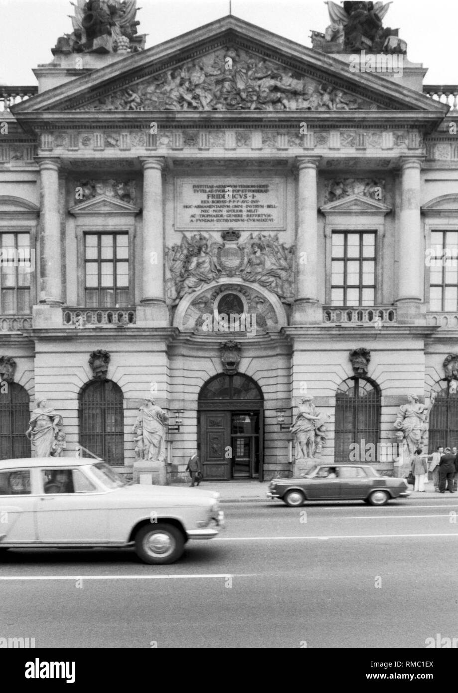 Ingresso alla Zeughaus Unter den Linden di Berlino est con il Museo fuer Deutsche Geschichte, dal 1990 Museo Storico Tedesco. Foto dal 1 marzo 1969. Foto Stock