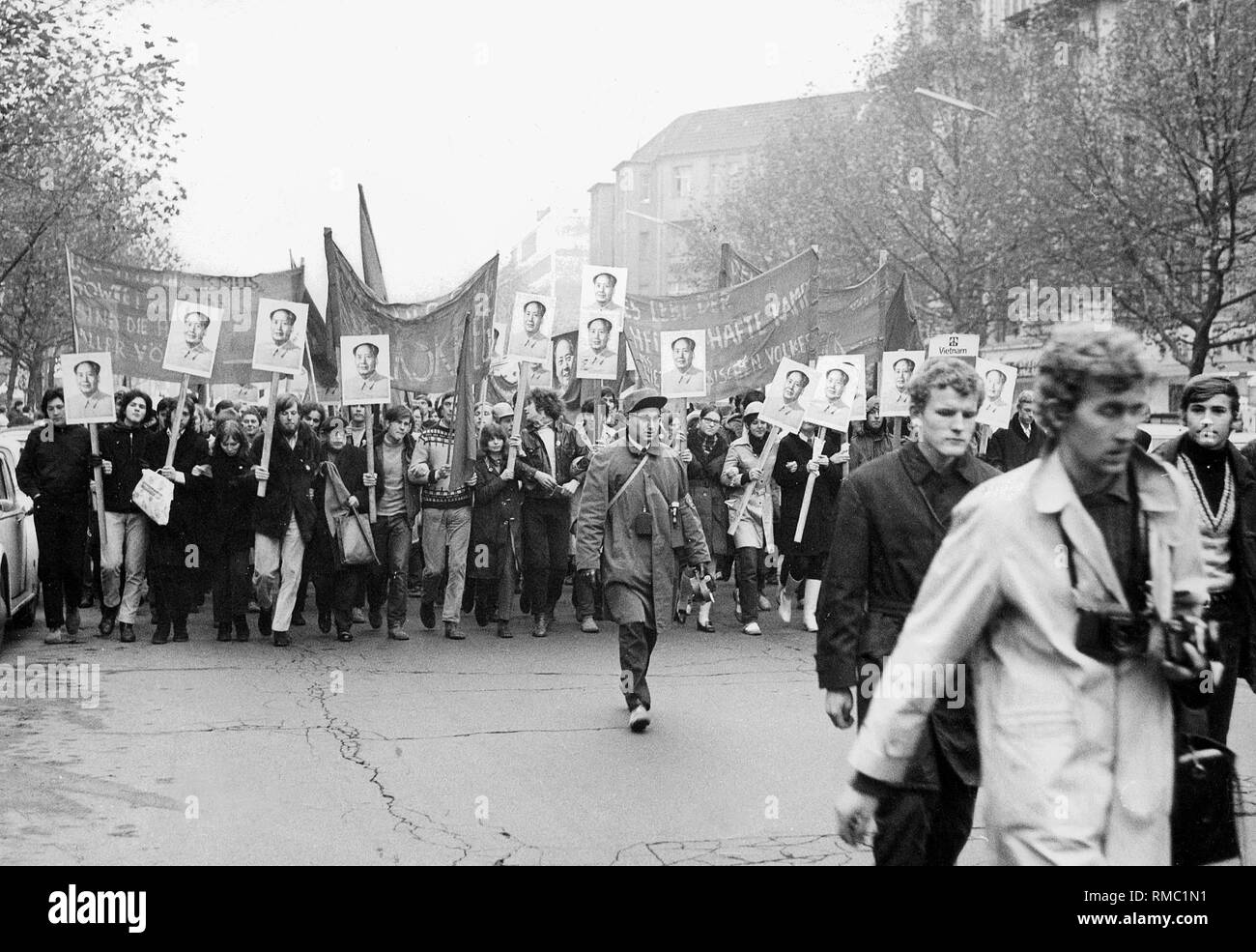 Dimostrazione marzo della Berlino ovest maoisti contro la guerra nel Vietnam. Foto Stock