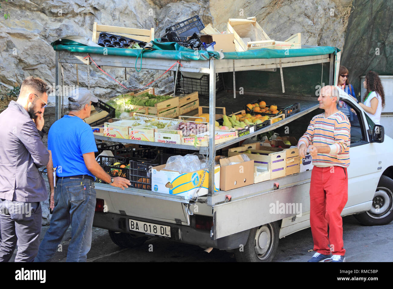 Commerciante per la vendita di frutta dal retro del carrello, Positano, Italia Foto Stock