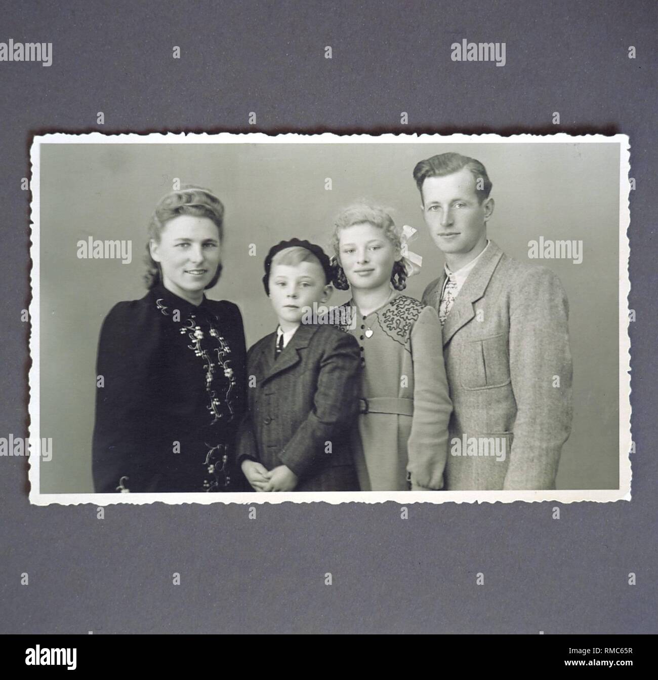 Famiglia storica foto: sull'immagine Richard e Anneliese Link con i loro due figli Richard jun. e Marianne a Trossingen, 1950. Foto Stock