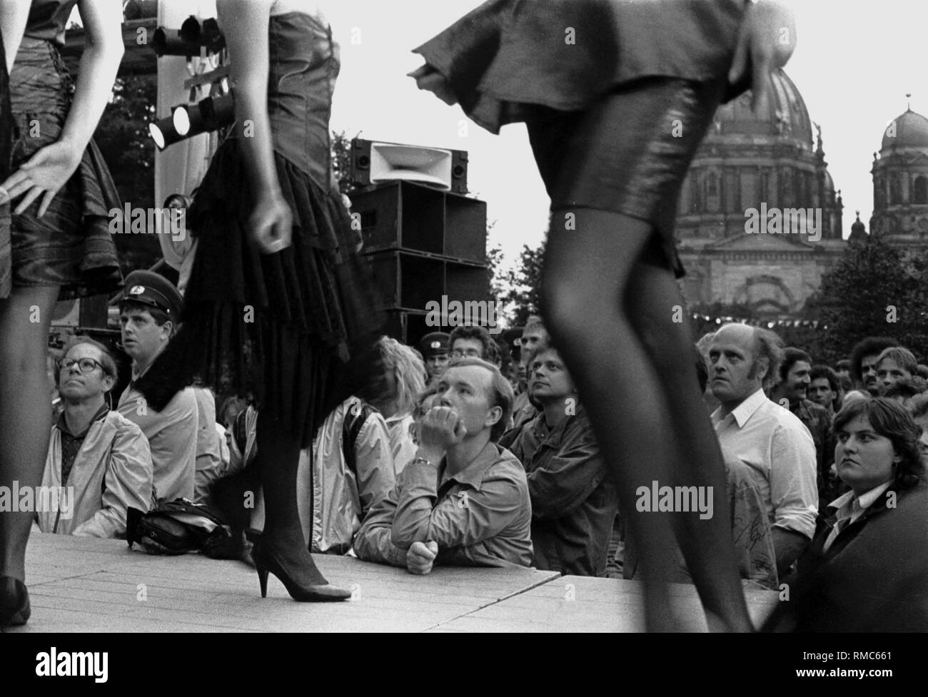 Germania, Berlino, 17 luglio, 1988: fashion show di Monbijou Park. Foto Stock