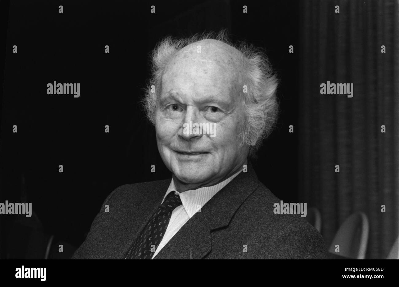 "Sette Anni in Tibet " ha fatto di lui il famoso: Heinrich Harrer, l'alpinista idolo e etnologo dalla Carinzia, celebra il suo novantesimo compleanno il 6 luglio 2002. Harrer divenne un autore di bestseller con un libro sulla sua spettacolare 1944 fuga da India attraverso l'Himalaya in Tibet e il suo tempo insieme con il giovane Dalai Lama. Per anni i suoi rapporti da alte montagne forma l'immagine del Tibet nel mondo. In 1997, il suo lavoro è venuto a schermo come un cinema internazionale produzione con Brad Pitt nel ruolo di leader. Harrer dell amicizia con il Dalai Lama dura fino ad oggi. Foto Stock