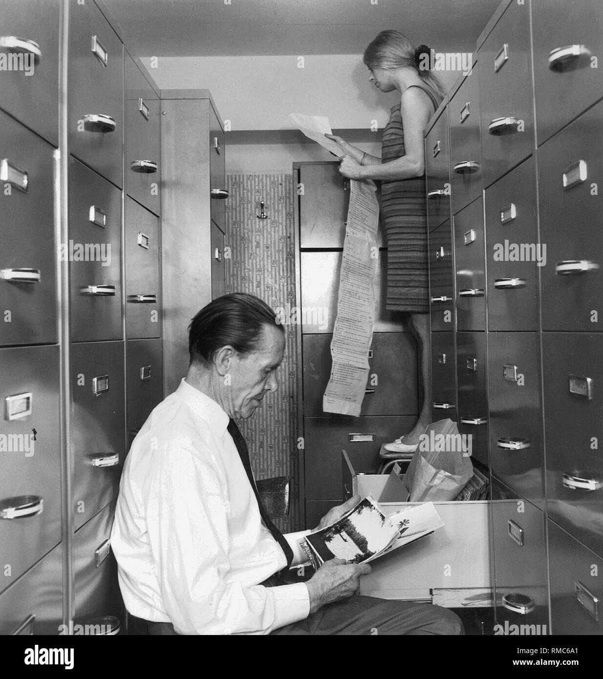 I dipendenti dell'archivio fotografico di Sueddeutscher Verlag facendo ricerca datata (foto). Foto Stock