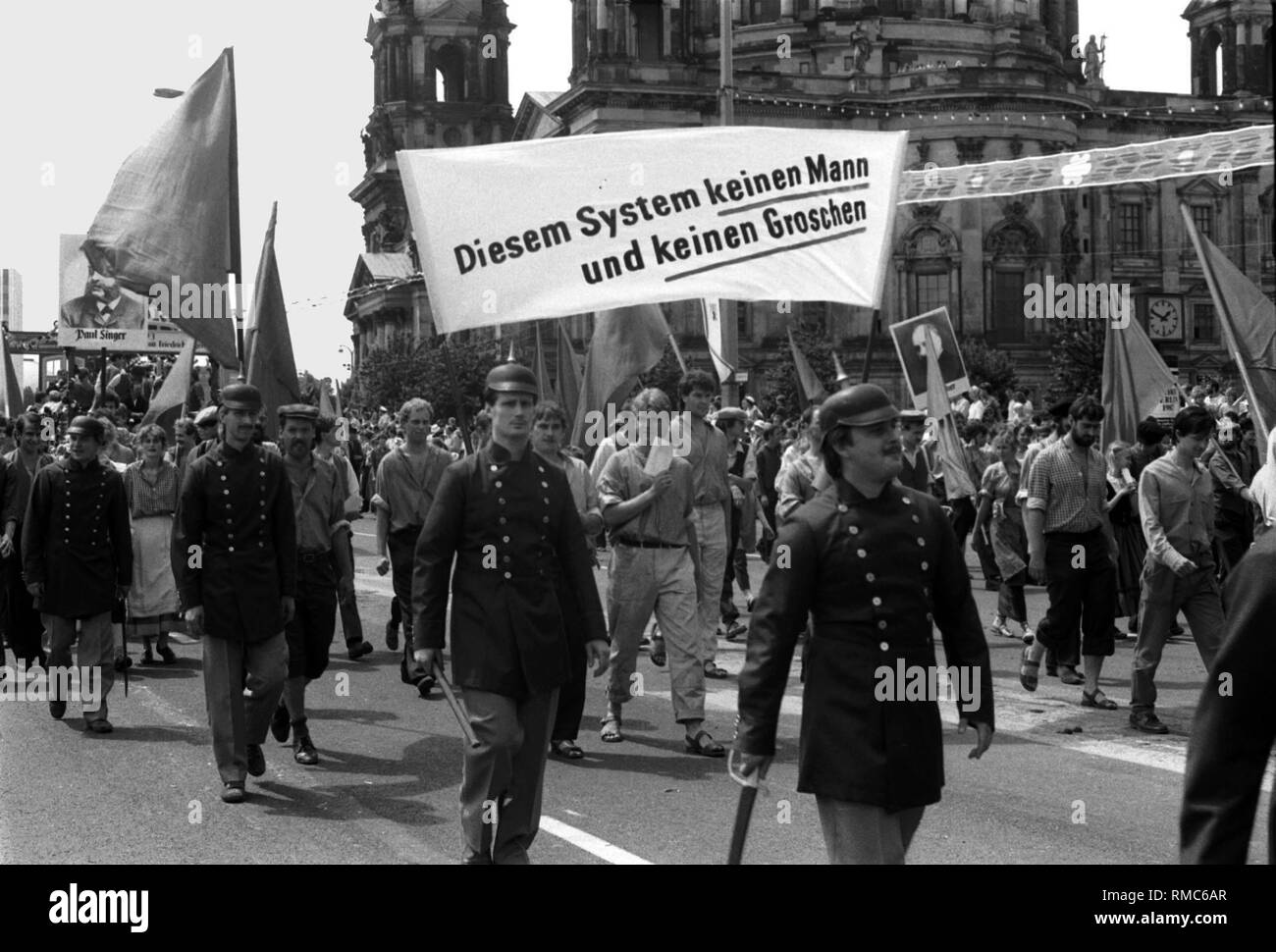 Germania, Berlino, 4 luglio, 1987: 750° anniversario di Berlino. Gli uomini  con Pickelhaube (spiked casco). Sul banner (traduzione in inglese): " Non è  un uomo e non un centesimo per questo sistema' Foto stock - Alamy