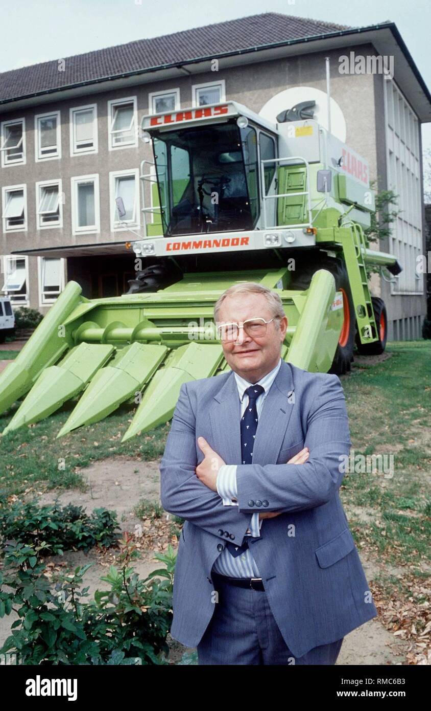 Helmut Claas, testa del macchinario agricolo costruttore Claas in Harsewinkel vicino Guetersloh (Renania settentrionale-Vestfalia), che celebra il suo settantacinquesimo compleanno il 16 luglio, 2001. Dal 1975, quando egli ha rilevato l'azienda di famiglia da suo padre agosto, Helmut Claas ha trasformato la società in una società globale con oltre due miliardi di marchi in vendita e 5.600 dipendenti. Le sue invenzioni rivoluzionato il settore agricolo di tecnologia e ingegneria. Tuttavia il cacciatore amatoriale alloggiato in Westfalia e ha festeggiato il suo settantacinquesimo compleanno modestamente nella cerchia dei più vicini la famiglia e gli amici. Foto Stock