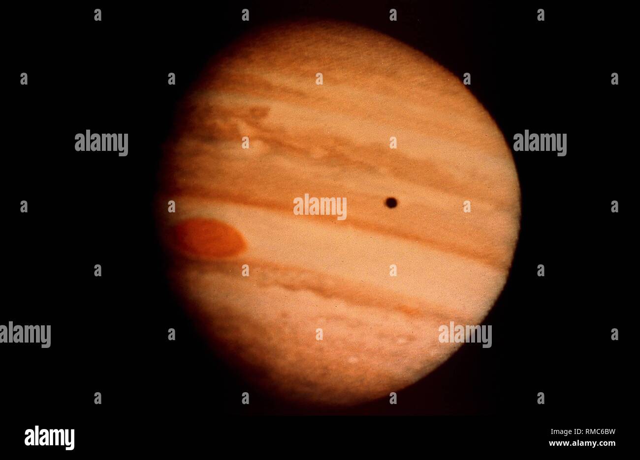 Il pianeta Giove con la grande macchia rossa, leggermente ombreggiato. La foto è stata presa da un 2,5 milioni di miglia di distanza come parte della Pioneer 10 missione nel dicembre del 1973. Foto Stock