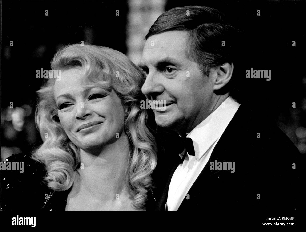 Harald Juhnke con il suo ex partner Barbara Schoene sul programma televisivo "Willkommen im Club'. Foto Stock