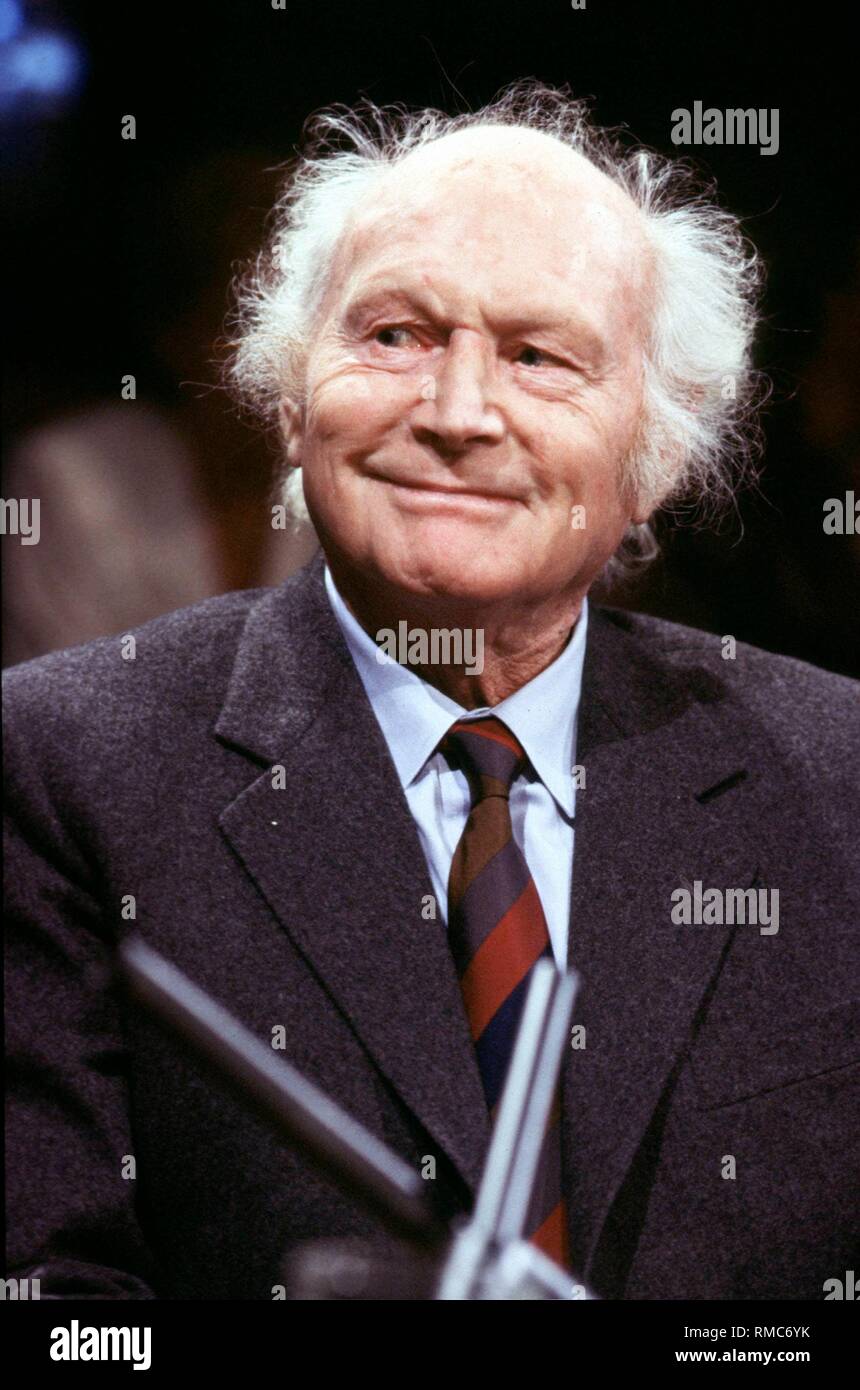 "Sette Anni in Tibet " ha fatto di lui il famoso: Heinrich Harrer, l'alpinista idolo e etnologo dalla Carinzia, celebra il suo novantesimo compleanno il 6 luglio 2002. Harrer divenne un autore di bestseller con un libro sulla sua spettacolare 1944 fuga da India attraverso l'Himalaya in Tibet e il suo tempo insieme con il giovane Dalai Lama. Per anni i suoi rapporti da alte montagne forma l'immagine del Tibet nel mondo. In 1997, il suo lavoro è venuto a schermo come il cinema internazionale di produzione con Brad Pitt nel ruolo di leader. Harrer dell amicizia con il Dalai Lama dura fino ad oggi. Foto Stock