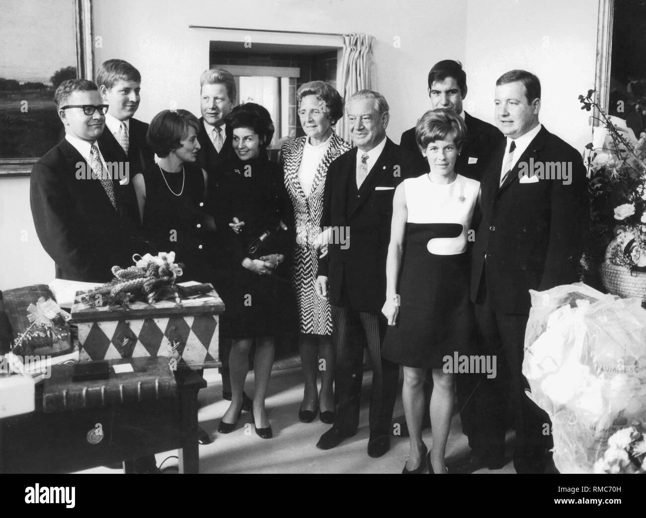 La famiglia Goppel in occasione del sessantacinquesimo compleanno di Alfons Goppel: in seconda fila i figli Thomas, Ludger, Christoph e Bernhard e in prima fila il figlio Michael con sua moglie Isotta, nuora, madre Gertrud Goppel il Primo Ministro bavarese Alfons Goppel e nuora (da sinistra a destra). Foto Stock
