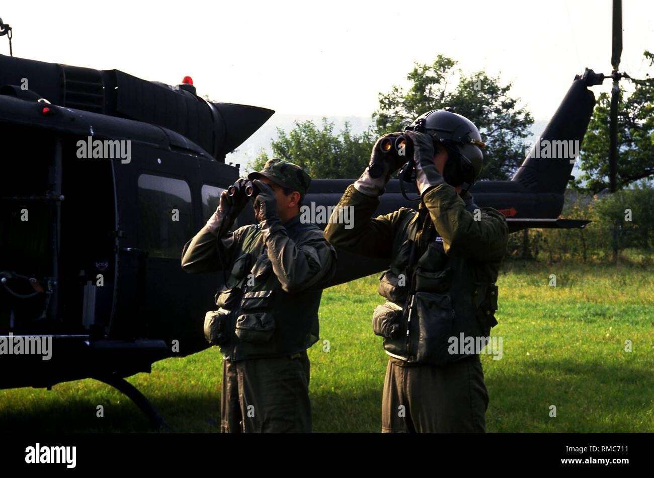 Soldati americani accanto a loro elicottero osservare la RDT area. Foto Stock