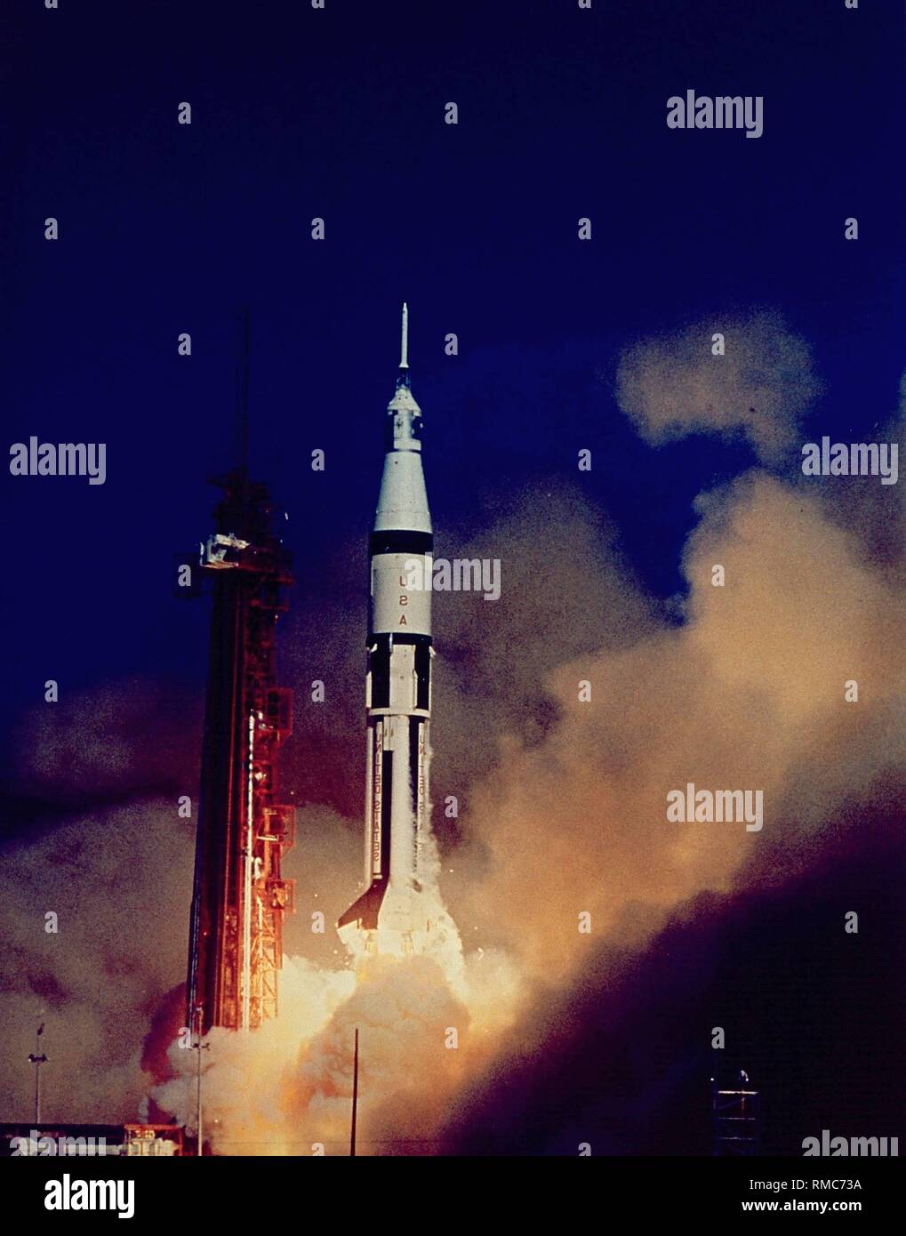 Il decollo di Apollo 7 nella prima fase. Questa missione Apollo era il solo a essere lanciato nello spazio con un Saturn 1B di veicoli di lancio. Apollo 7 fu il primo test con equipaggio dell'Apollo Command (modulo di comando e modulo di servizio). Foto Stock