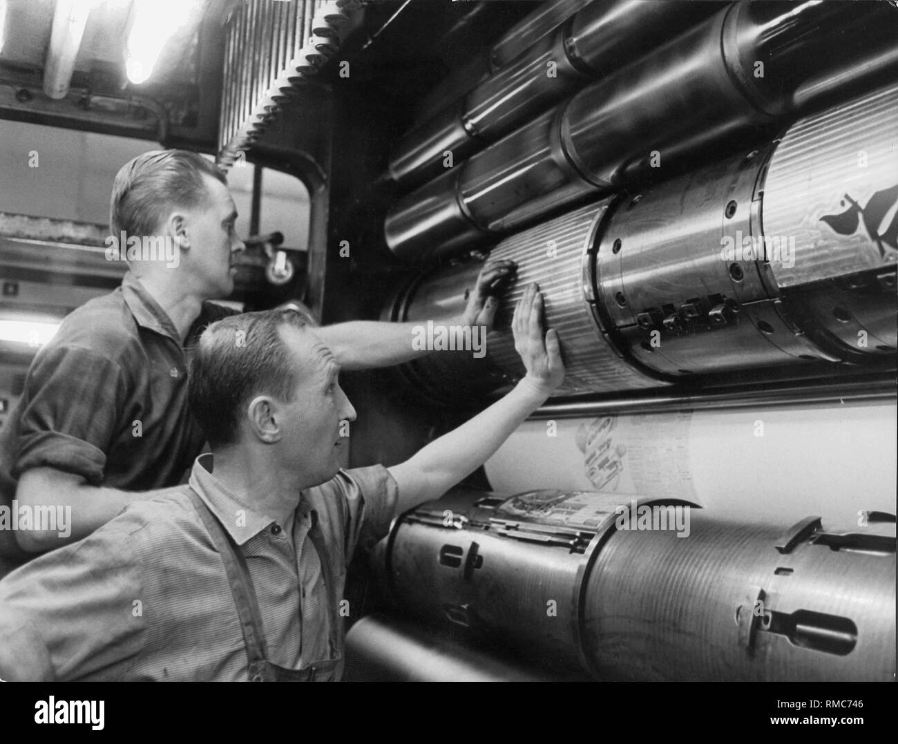 Stampanti semicircolare posto le piastre per la stampa sulla macchina da stampa. Foto Stock