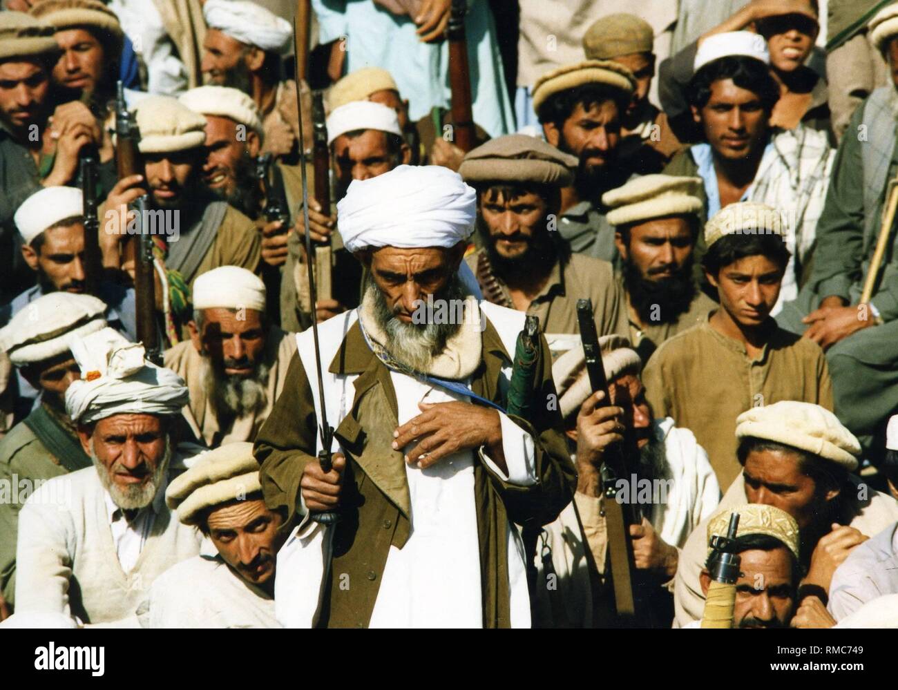 Combattenti afghani in un campeggio sul territorio pakistano. I mujahedeen attraversano il confine per il resto in campi profughi pakistani e attrezzare per la lotta contro le truppe sovietiche. Nei campi profughi ulteriori volontari vengono reclutati. Foto Stock