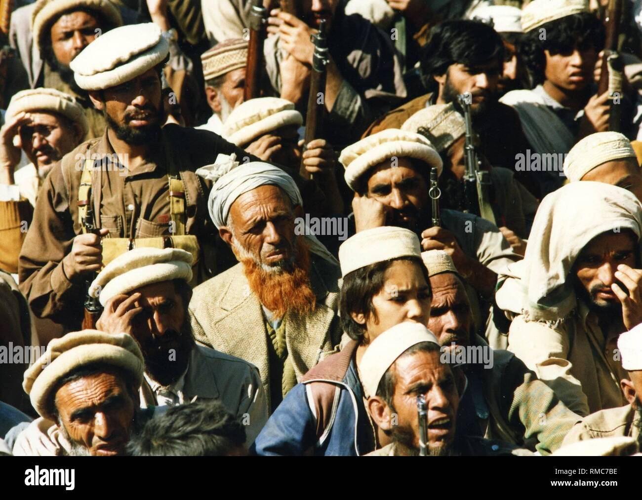 Combattenti afghani in un campeggio sul territorio pakistano. I mujahedeen attraversano il confine per il resto in campi profughi pakistani e attrezzare per la lotta contro le truppe sovietiche. Nei campi profughi ulteriori volontari vengono reclutati. Foto Stock